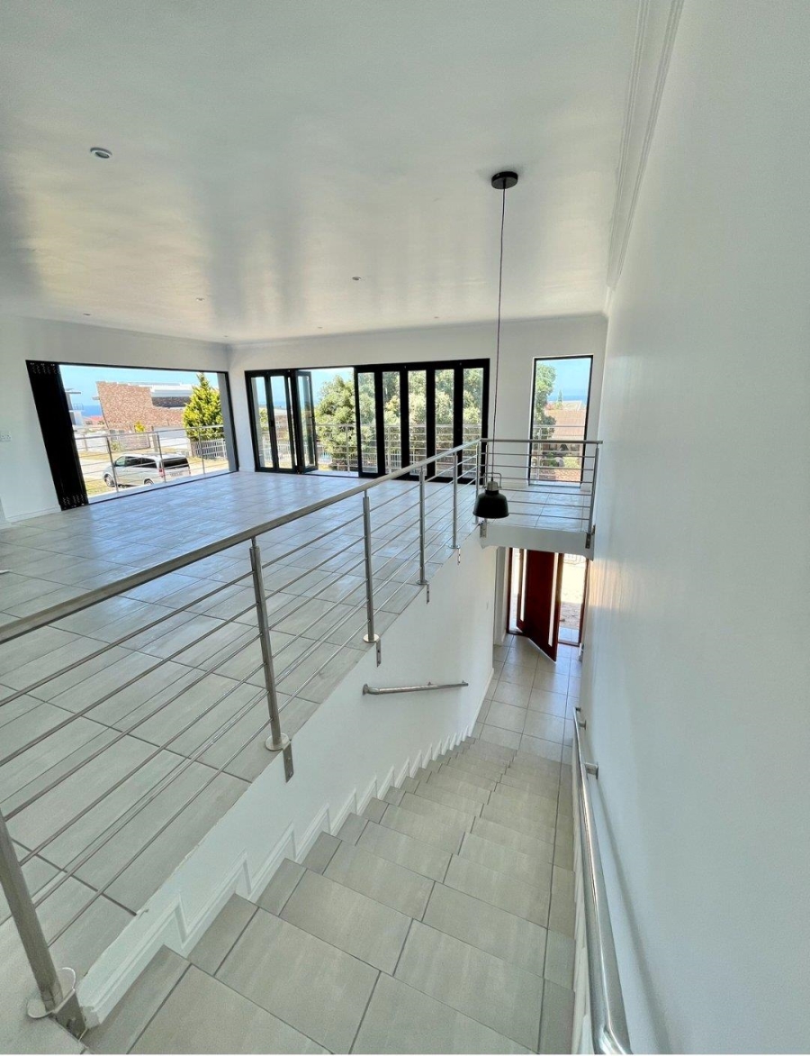 5 Bedroom Property for Sale in Wavecrest Eastern Cape